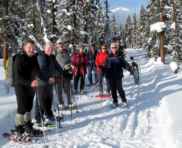 Groupe de randonneurs en raquettes à Tignes Val Claret
